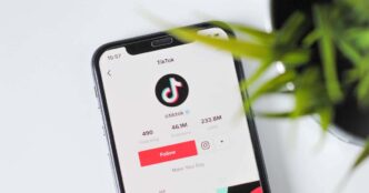 фото: смартфон з TikTok – як вести бізнес у TikTok