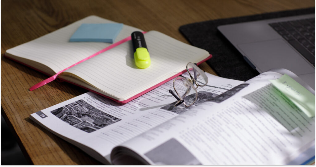 фото: книги та конспекти на столі – вивчення англійської мови