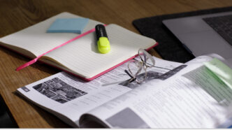 фото: книги та конспекти на столі – вивчення англійської мови