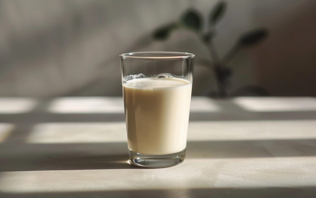 фото: склянка молока на столі – що міститься у склянці молока