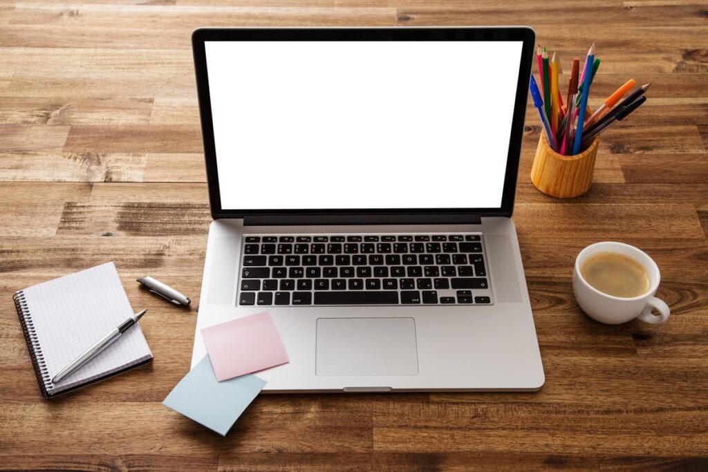 фото: ноутбук на столі – перегрів ноутбука