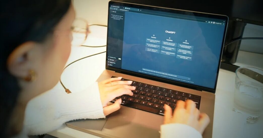 фото: жінка сидить за ноутбуком – OpenAI підвищує безпеку ChatGPT для підлітків