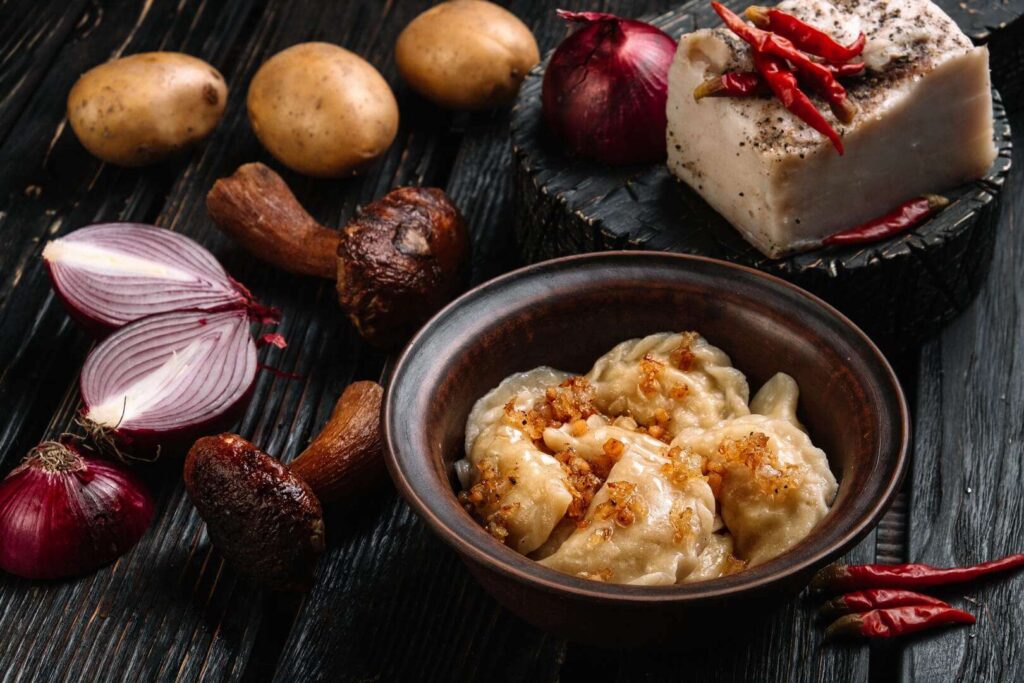 фото: вареники і сало – осіння традиційна українська кухня