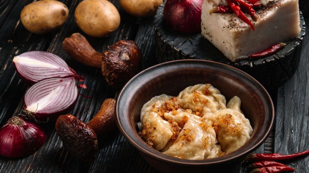 фото: вареники і сало – осіння традиційна українська кухня