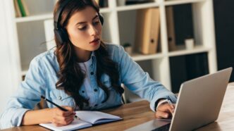 фото: дівчина вчиться за ноутбуком - метод Фейнмана