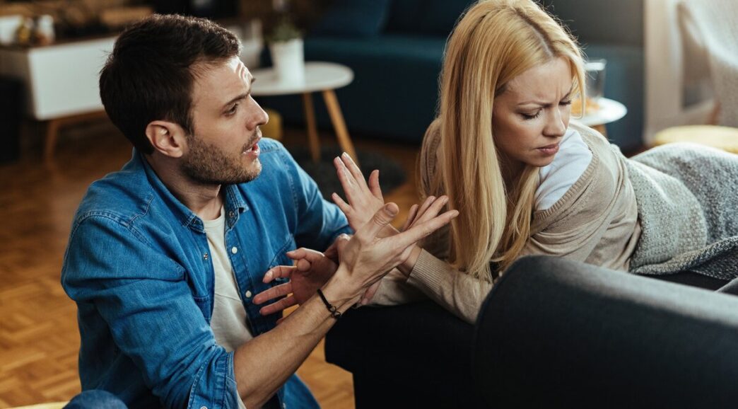 фото: чоловік з жінкою під час конфлікту – абʼюзивні стосунки