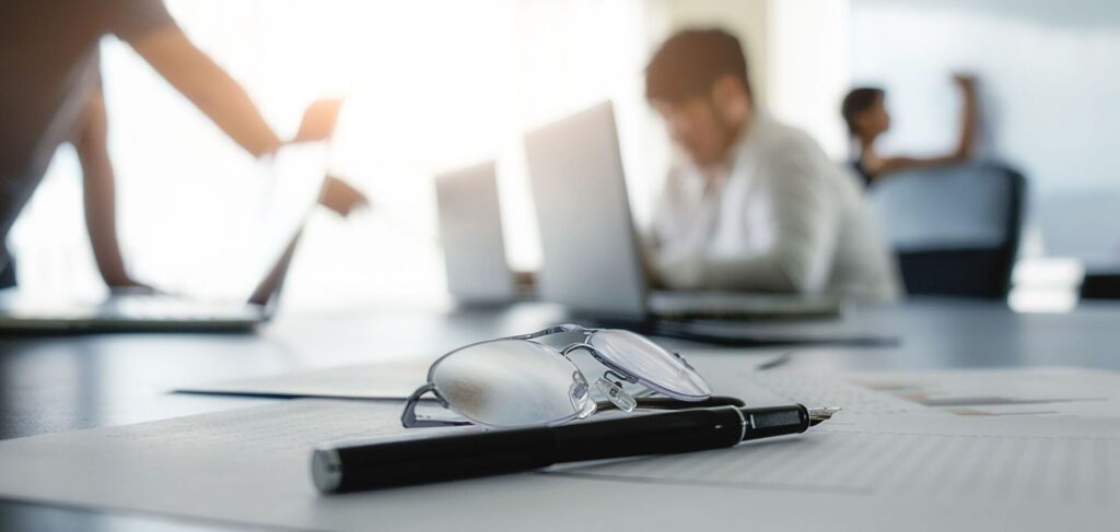 фото: людина за компʼютером – бізнес, виклики бізнесу в Україні