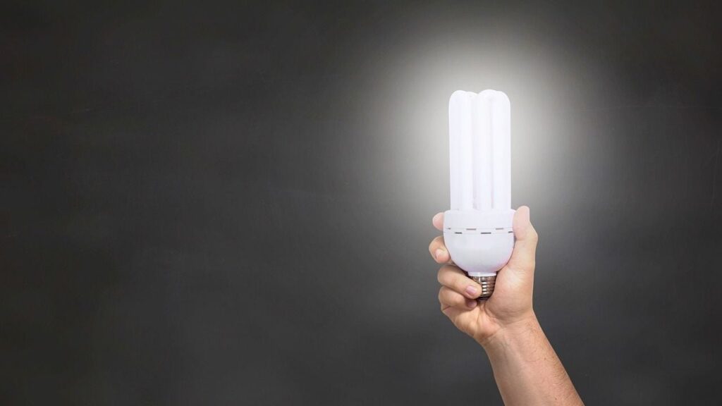 фото: лампа у руці – як економити на електроенергії