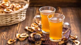 фото: узвар у склянках на столі – користь узвару та спосіб приготування