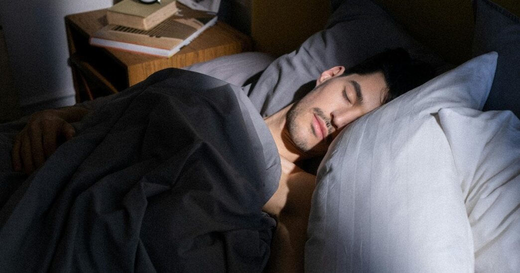 фото: чоловік спить у ліжку – якість сну взимку
