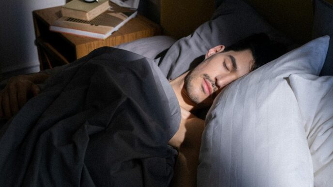 фото: чоловік спить у ліжку – якість сну взимку