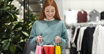 фото: дівчина на шопінгу з пакетами – техніка розумного шопінгу