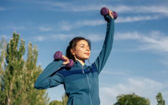 фото: дівчина тренується на вулиці – тренування для зміцнення імунітету