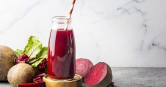 фото: смузі з буряка у склянці – користь смузі у холодну пору року