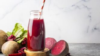 фото: смузі з буряка у склянці – користь смузі у холодну пору року
