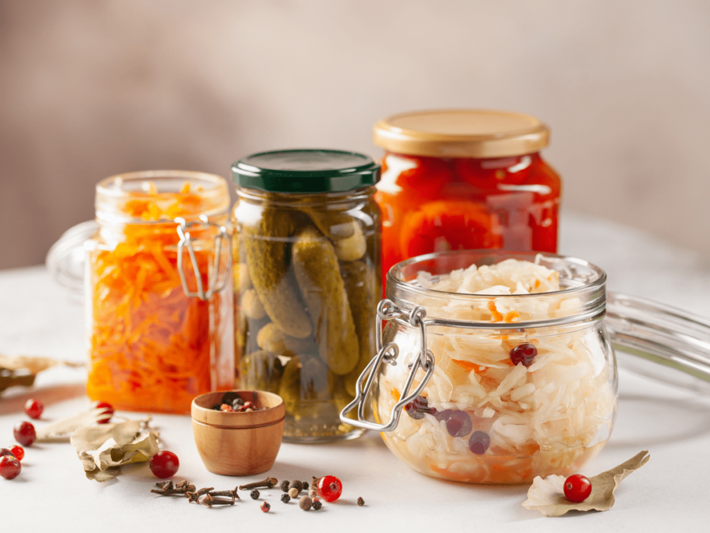 фото: ферментовані продукти– огірки, капуста, помідори, морква