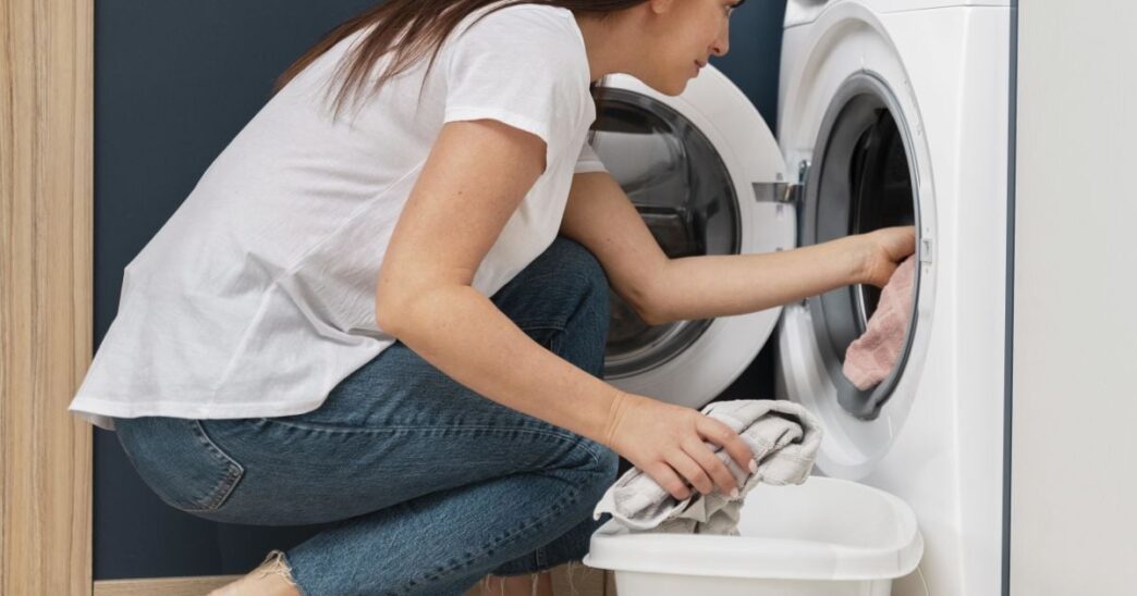 фото: жінка біля пральної машини – як правильно прати різні тканини