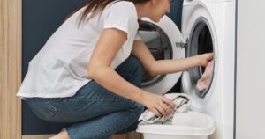 фото: жінка біля пральної машини – як правильно прати різні тканини