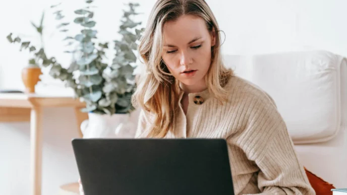 фото: жінка за ноутбуком – питання до ChatGPT