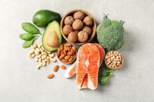 фото: риба, авокадо, горіхи – корисні продукти для мʼязів