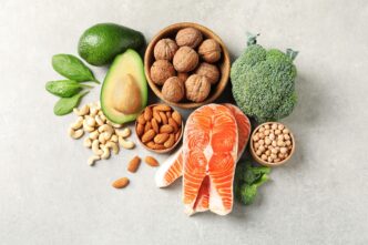 фото: риба, авокадо, горіхи – корисні продукти для мʼязів