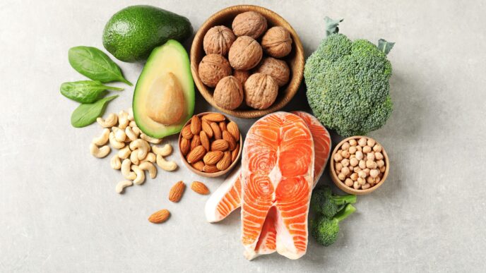 фото: риба, авокадо, горіхи – корисні продукти для мʼязів