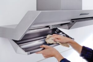 фото: миття витяжки на кухні – догляд за технікою