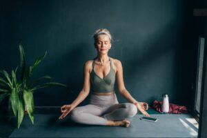 фото: жінка медитує – як тренувати сьоме чуття