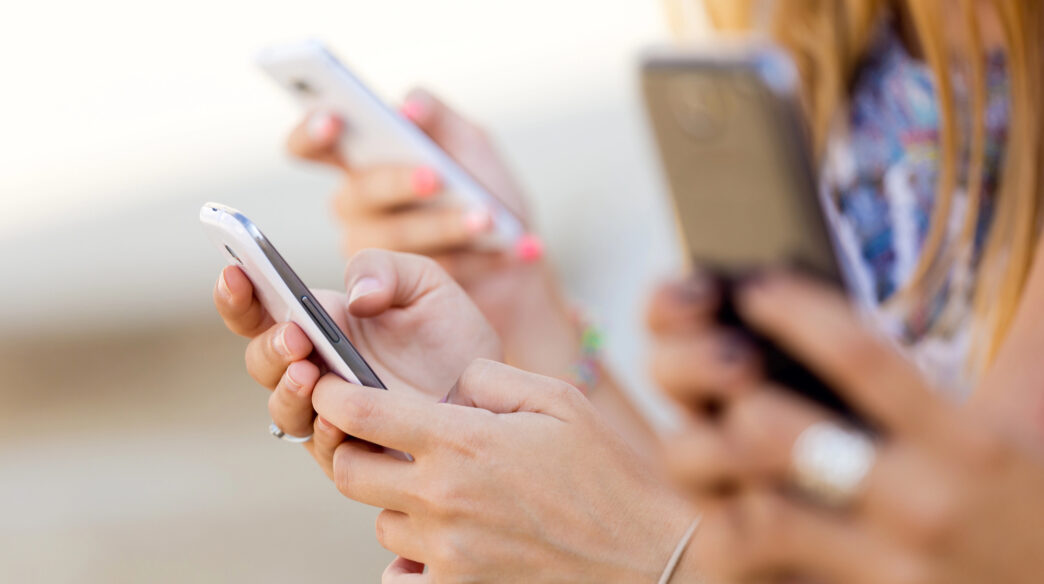 фото: люди зі смартфонами у руках – як AI допомагає планувати подорожі