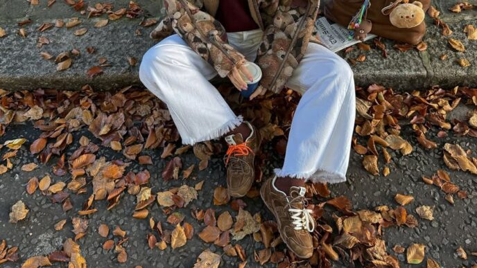 фото: дівчина у кросівках восени