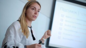 фото: жінка говорить перед аудиторією