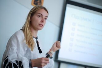 фото: жінка говорить перед аудиторією