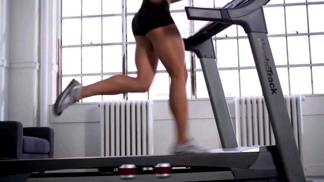 фото: жінка біжить на біговій доріжці – правильна техніка бігу