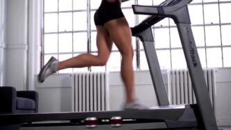 фото: жінка біжить на біговій доріжці – правильна техніка бігу