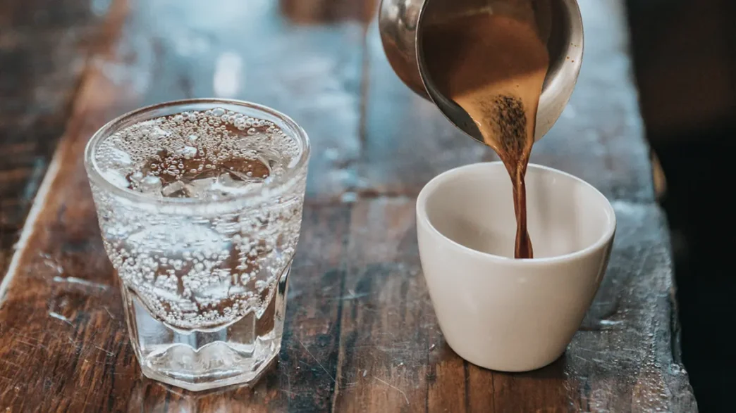 фото: кава у горнятку на столі – вплив кави на серце