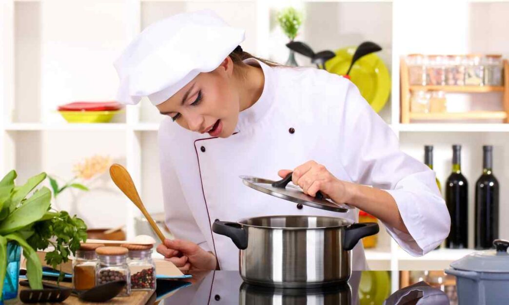 фото: жінка-кухар на кухні – кулінарні хитрощі