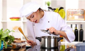 фото: жінка-кухар на кухні – кулінарні хитрощі