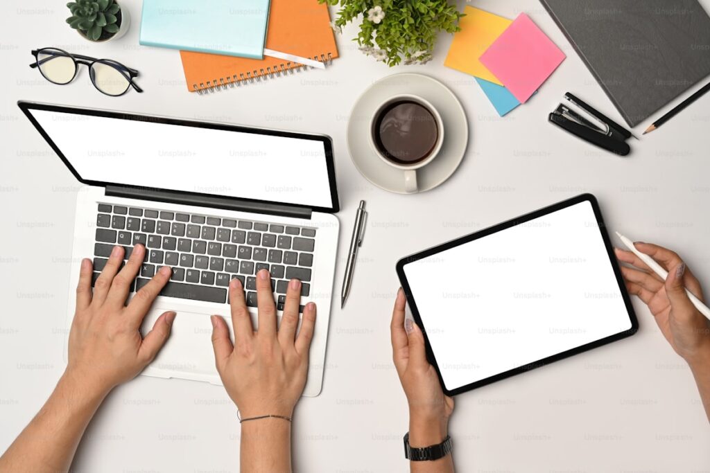 фото: люди за ноутбуком і планшетом – бізнес-моделі майбутнього