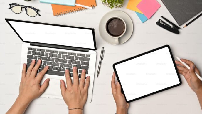 фото: люди за ноутбуком і планшетом – бізнес-моделі майбутнього