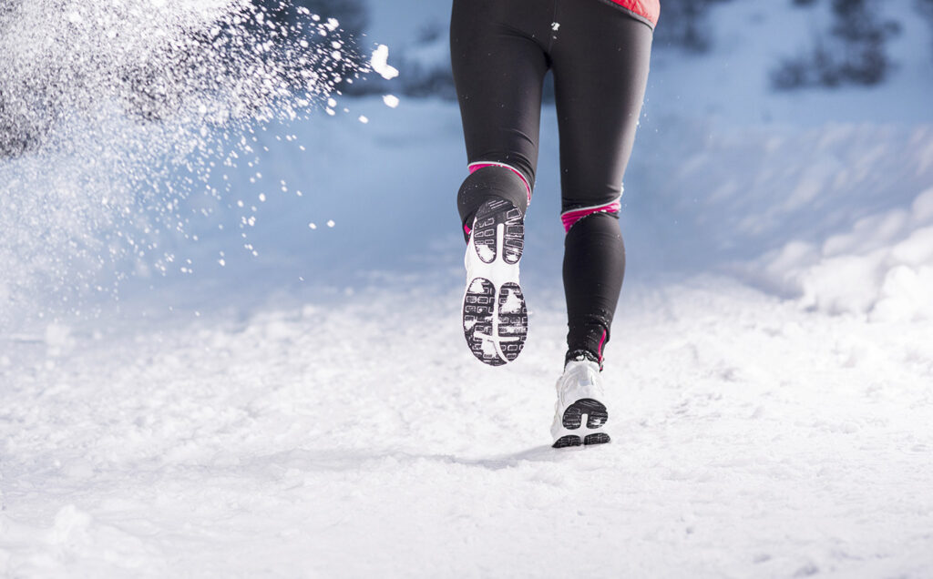 фото: біг взимку по снігу – кардіо на свіжому повітрі