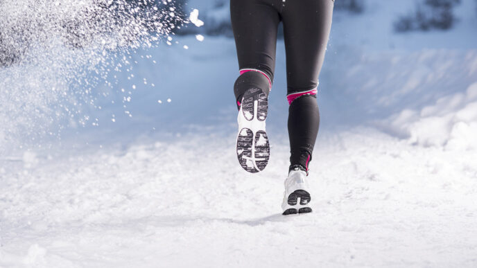 фото: біг взимку по снігу – кардіо на свіжому повітрі