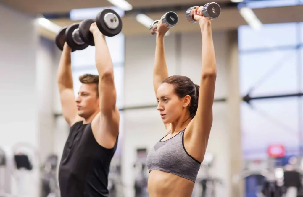 фото: чоловік і жінка займаються силовими тренуваннями – силові тренування для жінок