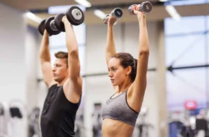 фото: чоловік і жінка займаються силовими тренуваннями – силові тренування для жінок