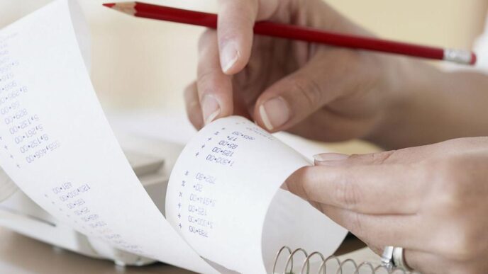 фото: людина рахує касові чеки – як збільшити середній чек у бізнесі