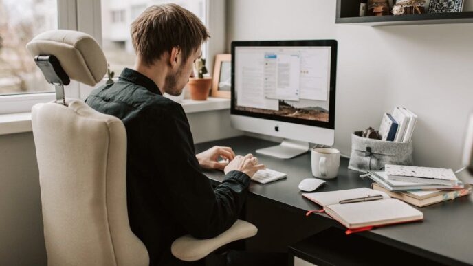 фото: чоловік працює за компʼютером - Розтяжка для офісних працівників