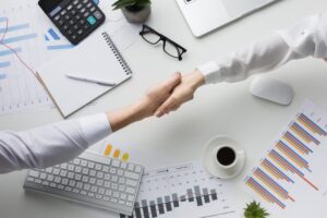 фото: бізнес-партнери тиснуть руки одне одному – вихід на міжнародні ринки