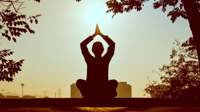 фото: жінка у позі йоги на вулиці восени – як робити йогу восени