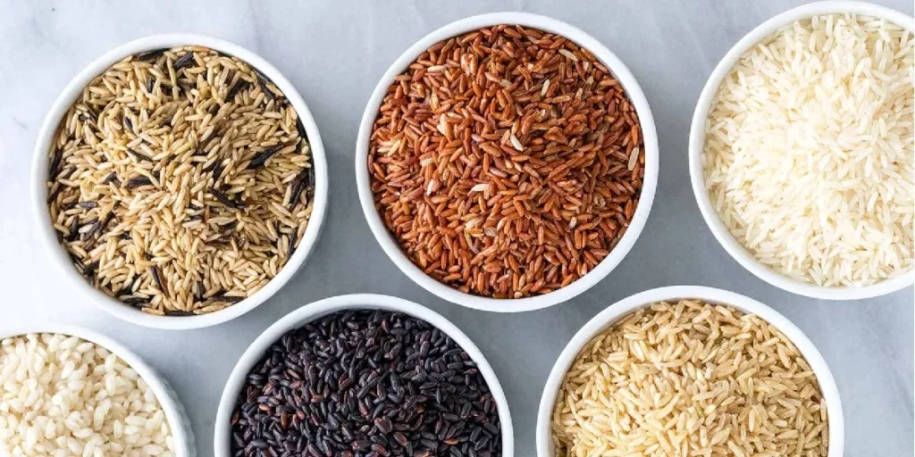 фото: різні види рису у мисках: білий, коричневий, басматі та жасминовий