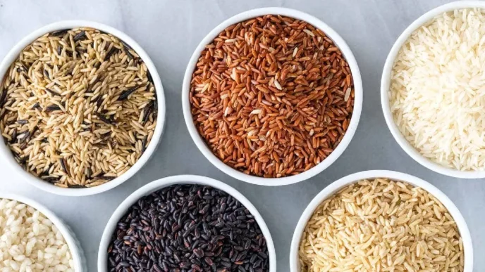 фото: різні види рису у мисках: білий, коричневий, басматі та жасминовий