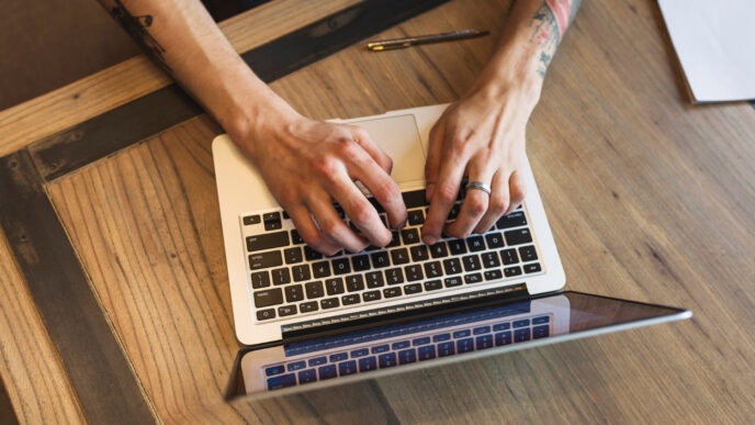 фото: людина за ноутбуком – гучна оплата праці в бізнесі